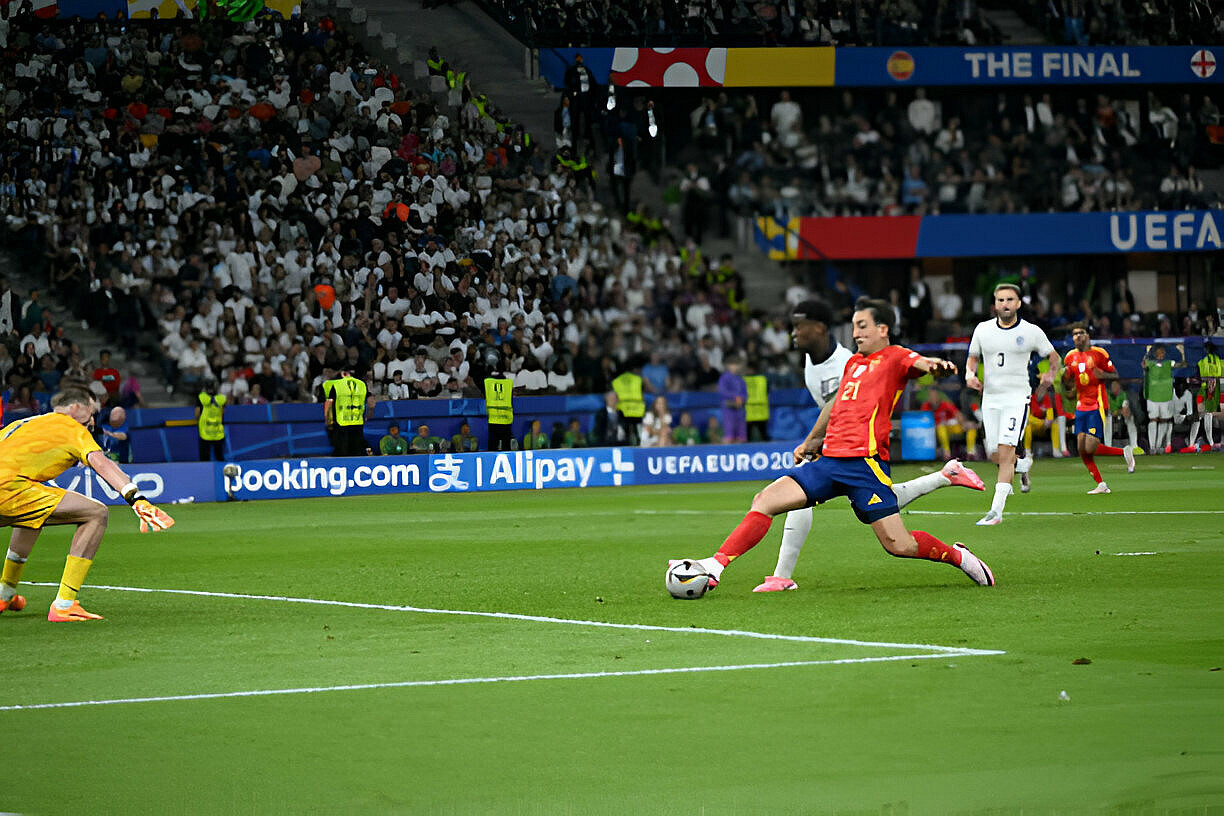 Khoảnh khắc người hùng của Mikel Oyarzabal.