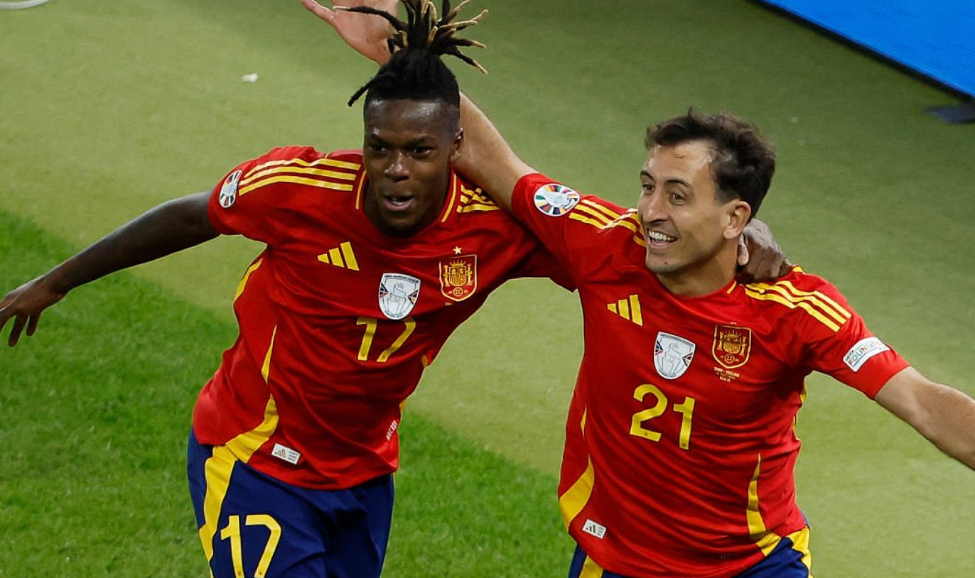 Mikel Oyarzabal tỏa sáng trong màu áo Tây Ban Nha.